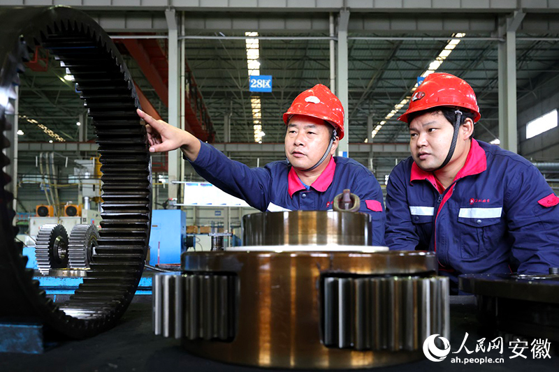 王忠才正在车间指导。 人民网记者 吕欢欢摄