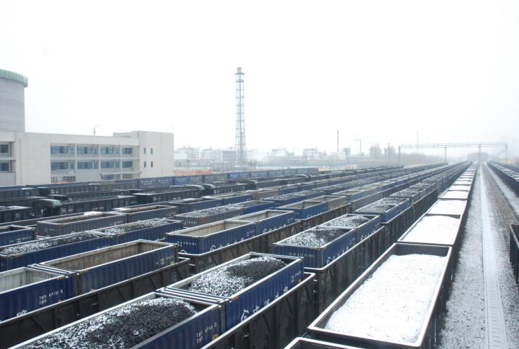 满载煤炭的列车整装待发。黄华伟摄 满载煤炭的列车整装待发。黄华伟摄